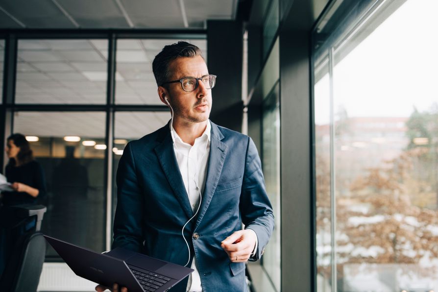 The ExpertBook B9 is a durable, sustainable, fast and responsive performance solution for business executives to work from anywhere. 